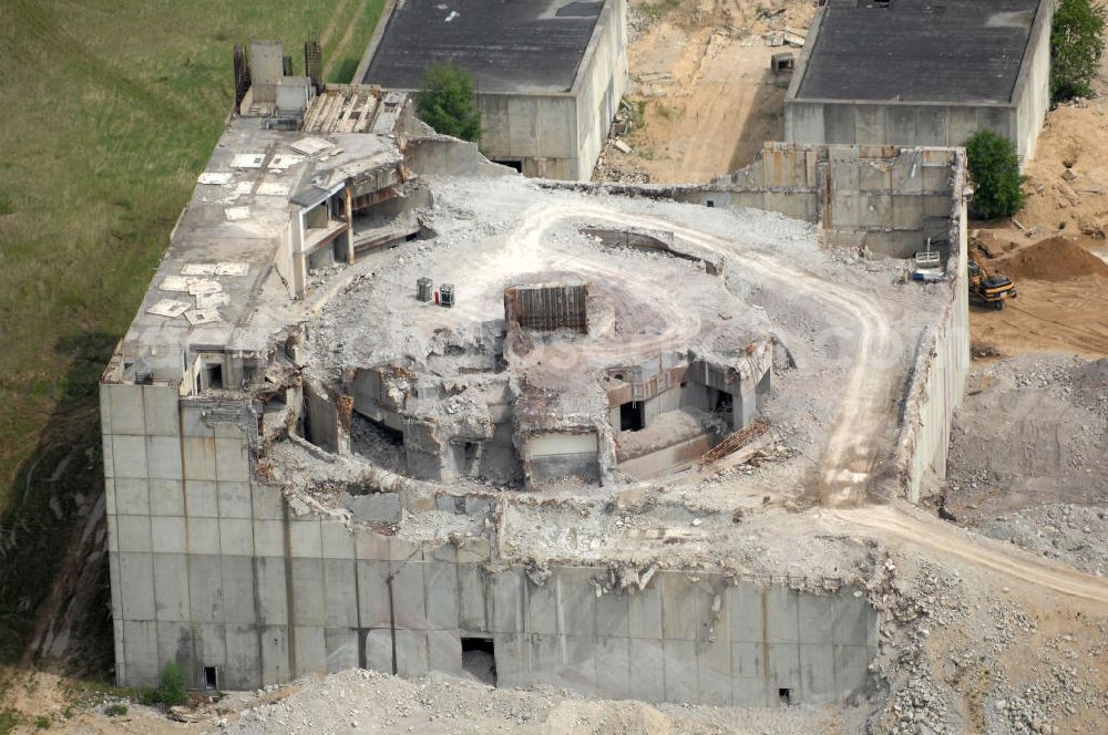 Aerial photograph STENDAL - Arneburg - Blick auf die Abrißarbeiten an den Resten der Reaktorblöcke der Bauruine des nie in Betrieb gegangenen Atomkraftwerk Arneburg bei Stendal in Sachsen-Anhalt. Der Abriss des massiven Betonblöcke erwies sich bislang als die sprichwörtliche harte Nuss. Eine Hamburger Firma rückt dem meterdicken Stahlbeton aber mittlerweile erfolgreich mit einem Schneidverfahren zu Leibe. Nach Angaben der Abrißfirma wurden beim Zersägen und Zerstückeln der Reaktorwände mehrere, bis zu einem halbe???????????????????????????????????????????????????????????????????????????????????????????????????????????????????????????????????????????????????????????????????????????????????????????????????????????????????????????????????????????????????????????????????????????????????????????????????????????????????????????????????????????????????????????????????????????????????????????????????