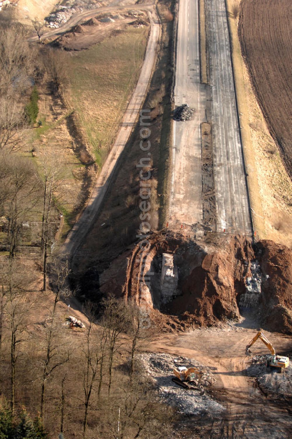 Aerial image Sättelstädt - Blick auf die Abrißarbeiten am alten, stillgelegten Streckenverlauf des A4- Autobahnverlaufes an den Hörselbergen in Thüringen bei Eisenach. Durchgeführt werden die im Zuge dieses Projektes notwendigen Arbeiten unter an derem von der EUROVIA Verkehrsbau Union sowie der Niederlassungen Abbruch und Erdbau, Betonstraßenbau, Ingenieurbau und TECO Schallschutz der EUROVIA Beton sowie der DEGES. View of the demolition work on the old, disused itinerary of the A4 motorway course.