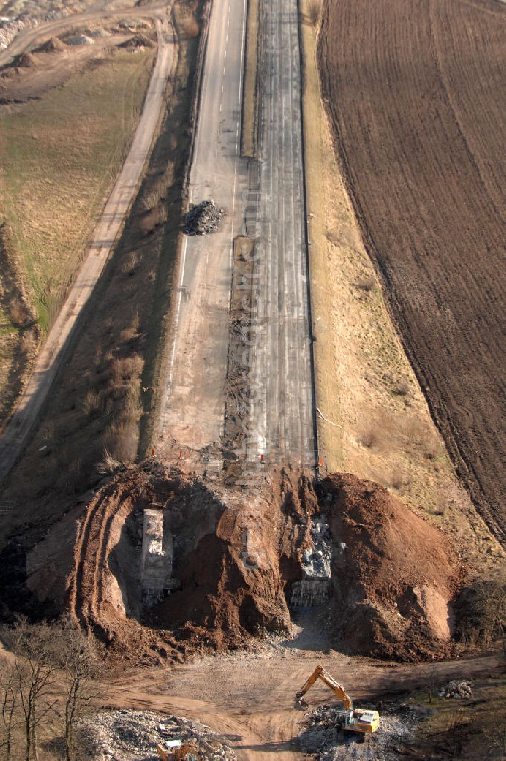 Aerial photograph Sättelstädt - Blick auf die Abrißarbeiten am alten, stillgelegten Streckenverlauf des A4- Autobahnverlaufes an den Hörselbergen in Thüringen bei Eisenach. Durchgeführt werden die im Zuge dieses Projektes notwendigen Arbeiten unter an derem von der EUROVIA Verkehrsbau Union sowie der Niederlassungen Abbruch und Erdbau, Betonstraßenbau, Ingenieurbau und TECO Schallschutz der EUROVIA Beton sowie der DEGES. View of the demolition work on the old, disused itinerary of the A4 motorway course.