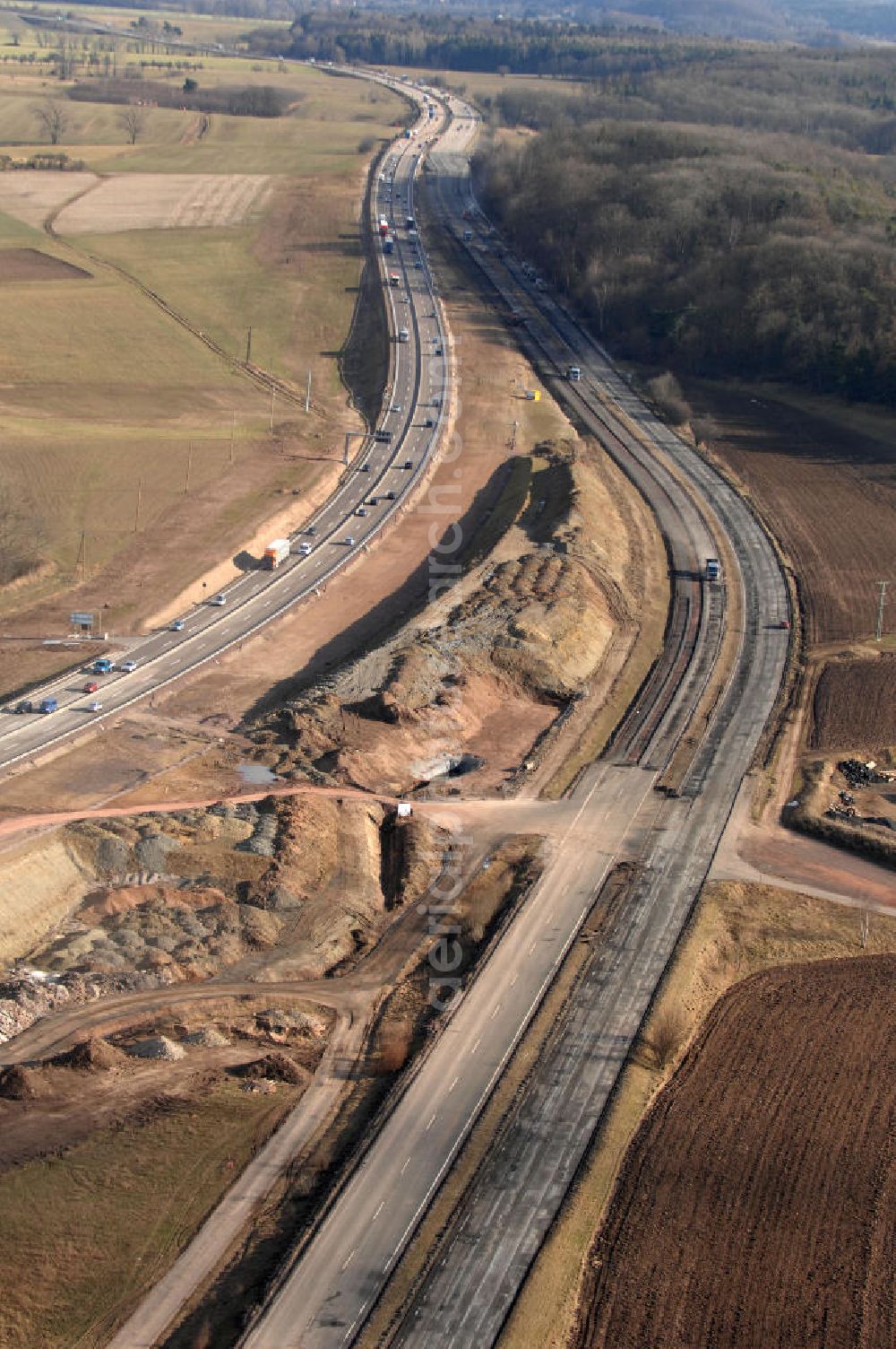 Sättelstädt from above - Blick auf die Abrißarbeiten am alten, stillgelegten Streckenverlauf des A4- Autobahnverlaufes an den Hörselbergen in Thüringen bei Eisenach. Durchgeführt werden die im Zuge dieses Projektes notwendigen Arbeiten unter an derem von der EUROVIA Verkehrsbau Union sowie der Niederlassungen Abbruch und Erdbau, Betonstraßenbau, Ingenieurbau und TECO Schallschutz der EUROVIA Beton sowie der DEGES. View of the demolition work on the old, disused itinerary of the A4 motorway course.