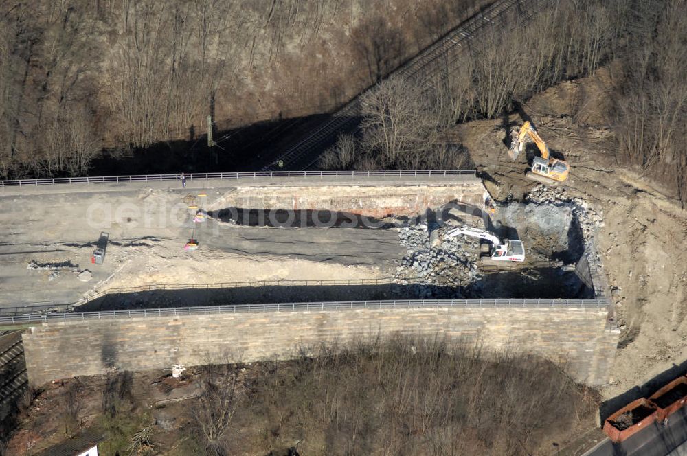 Sättelstädt from above - Blick auf die Abrißarbeiten am alten, stillgelegten Streckenverlauf des A4- Autobahnverlaufes an den Hörselbergen in Thüringen bei Eisenach. Durchgeführt werden die im Zuge dieses Projektes notwendigen Arbeiten unter an derem von der EUROVIA Verkehrsbau Union sowie der Niederlassungen Abbruch und Erdbau, Betonstraßenbau, Ingenieurbau und TECO Schallschutz der EUROVIA Beton sowie der DEGES. View of the demolition work on the old, disused itinerary of the A4 motorway course.