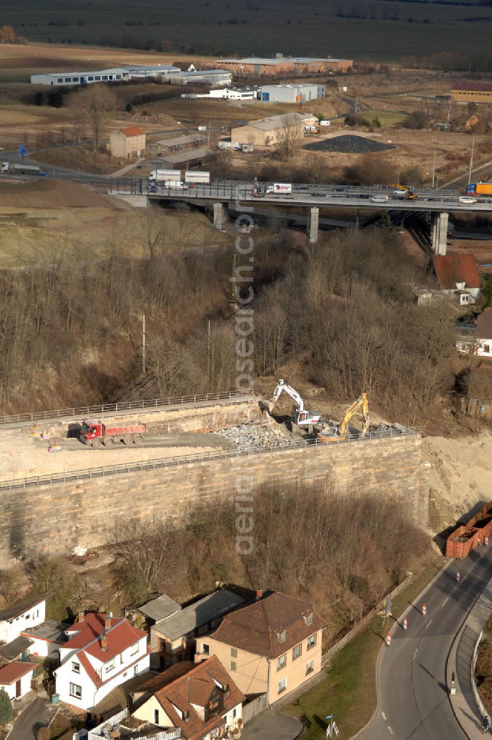 Sättelstädt from above - Blick auf die Abrißarbeiten am alten, stillgelegten Streckenverlauf des A4- Autobahnverlaufes an den Hörselbergen in Thüringen bei Eisenach. Durchgeführt werden die im Zuge dieses Projektes notwendigen Arbeiten unter an derem von der EUROVIA Verkehrsbau Union sowie der Niederlassungen Abbruch und Erdbau, Betonstraßenbau, Ingenieurbau und TECO Schallschutz der EUROVIA Beton sowie der DEGES. View of the demolition work on the old, disused itinerary of the A4 motorway course.