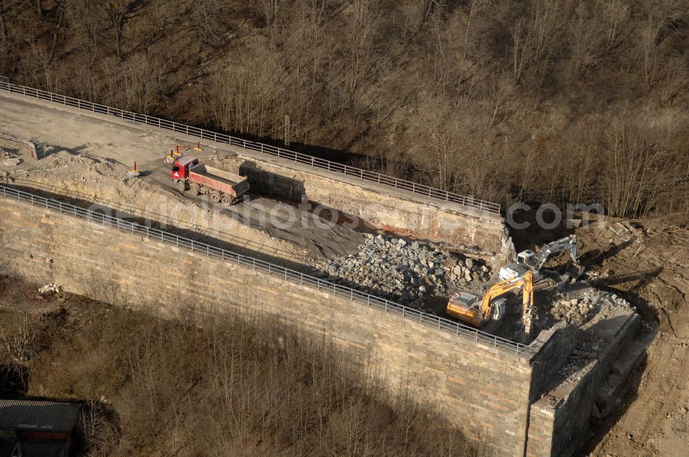 Aerial image Sättelstädt - Blick auf die Abrißarbeiten am alten, stillgelegten Streckenverlauf des A4- Autobahnverlaufes an den Hörselbergen in Thüringen bei Eisenach. Durchgeführt werden die im Zuge dieses Projektes notwendigen Arbeiten unter an derem von der EUROVIA Verkehrsbau Union sowie der Niederlassungen Abbruch und Erdbau, Betonstraßenbau, Ingenieurbau und TECO Schallschutz der EUROVIA Beton sowie der DEGES. View of the demolition work on the old, disused itinerary of the A4 motorway course.