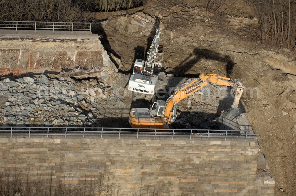 Sättelstädt from the bird's eye view: Blick auf die Abrißarbeiten am alten, stillgelegten Streckenverlauf des A4- Autobahnverlaufes an den Hörselbergen in Thüringen bei Eisenach. Durchgeführt werden die im Zuge dieses Projektes notwendigen Arbeiten unter an derem von der EUROVIA Verkehrsbau Union sowie der Niederlassungen Abbruch und Erdbau, Betonstraßenbau, Ingenieurbau und TECO Schallschutz der EUROVIA Beton sowie der DEGES. View of the demolition work on the old, disused itinerary of the A4 motorway course.