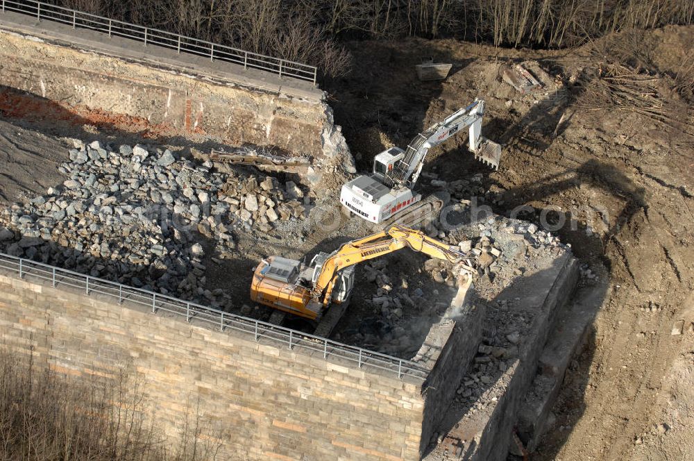 Aerial image Sättelstädt - Blick auf die Abrißarbeiten am alten, stillgelegten Streckenverlauf des A4- Autobahnverlaufes an den Hörselbergen in Thüringen bei Eisenach. Durchgeführt werden die im Zuge dieses Projektes notwendigen Arbeiten unter an derem von der EUROVIA Verkehrsbau Union sowie der Niederlassungen Abbruch und Erdbau, Betonstraßenbau, Ingenieurbau und TECO Schallschutz der EUROVIA Beton sowie der DEGES. View of the demolition work on the old, disused itinerary of the A4 motorway course.