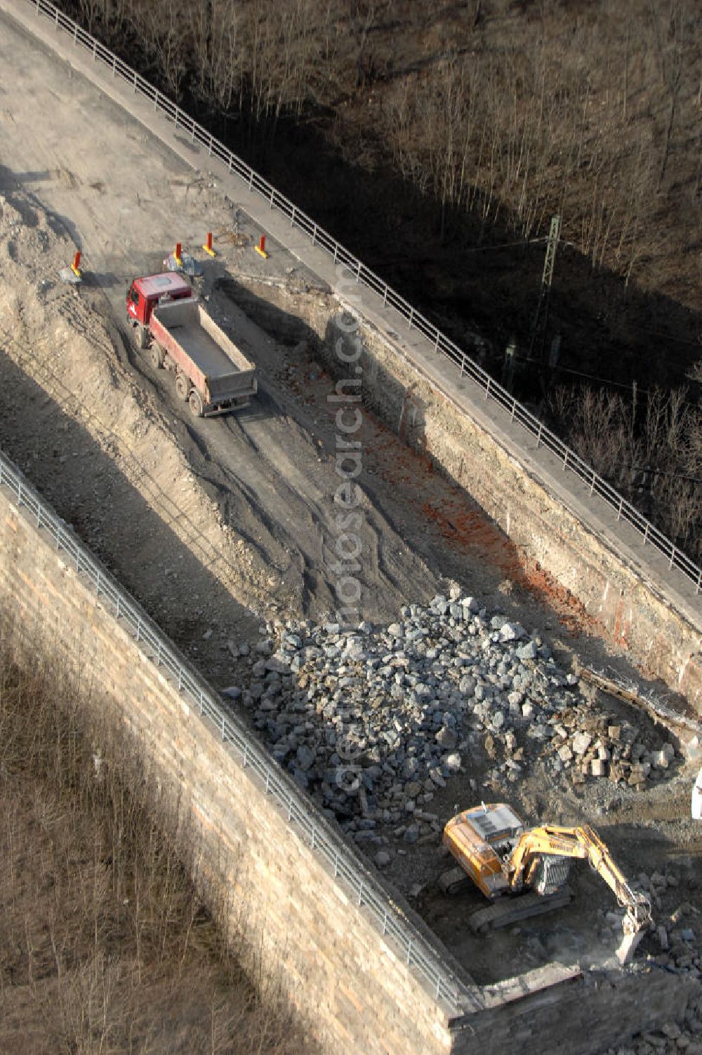 Aerial photograph Sättelstädt - Blick auf die Abrißarbeiten am alten, stillgelegten Streckenverlauf des A4- Autobahnverlaufes an den Hörselbergen in Thüringen bei Eisenach. Durchgeführt werden die im Zuge dieses Projektes notwendigen Arbeiten unter an derem von der EUROVIA Verkehrsbau Union sowie der Niederlassungen Abbruch und Erdbau, Betonstraßenbau, Ingenieurbau und TECO Schallschutz der EUROVIA Beton sowie der DEGES. View of the demolition work on the old, disused itinerary of the A4 motorway course.