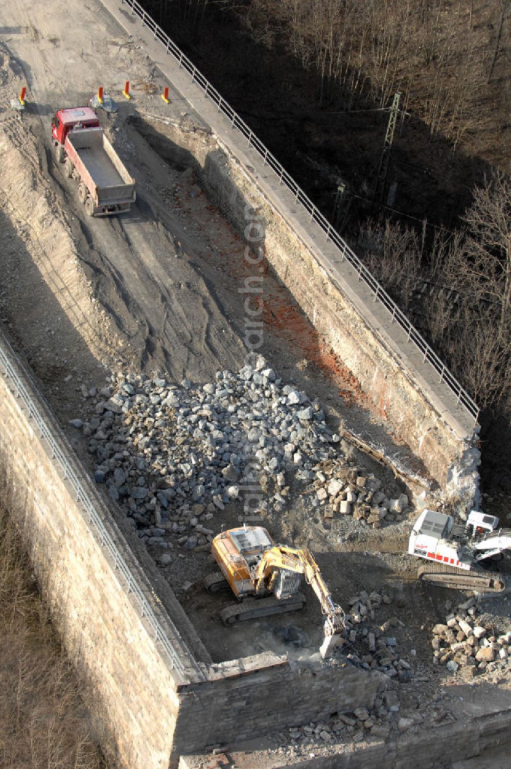 Sättelstädt from above - Blick auf die Abrißarbeiten am alten, stillgelegten Streckenverlauf des A4- Autobahnverlaufes an den Hörselbergen in Thüringen bei Eisenach. Durchgeführt werden die im Zuge dieses Projektes notwendigen Arbeiten unter an derem von der EUROVIA Verkehrsbau Union sowie der Niederlassungen Abbruch und Erdbau, Betonstraßenbau, Ingenieurbau und TECO Schallschutz der EUROVIA Beton sowie der DEGES. View of the demolition work on the old, disused itinerary of the A4 motorway course.