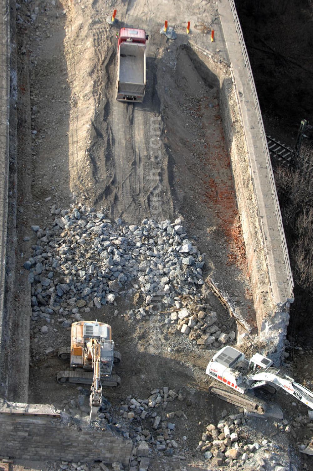 Sättelstädt from the bird's eye view: Blick auf die Abrißarbeiten am alten, stillgelegten Streckenverlauf des A4- Autobahnverlaufes an den Hörselbergen in Thüringen bei Eisenach. Durchgeführt werden die im Zuge dieses Projektes notwendigen Arbeiten unter an derem von der EUROVIA Verkehrsbau Union sowie der Niederlassungen Abbruch und Erdbau, Betonstraßenbau, Ingenieurbau und TECO Schallschutz der EUROVIA Beton sowie der DEGES. View of the demolition work on the old, disused itinerary of the A4 motorway course.