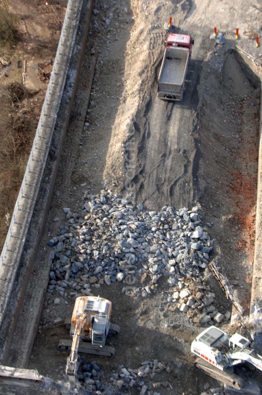 Aerial image Sättelstädt - Blick auf die Abrißarbeiten am alten, stillgelegten Streckenverlauf des A4- Autobahnverlaufes an den Hörselbergen in Thüringen bei Eisenach. Durchgeführt werden die im Zuge dieses Projektes notwendigen Arbeiten unter an derem von der EUROVIA Verkehrsbau Union sowie der Niederlassungen Abbruch und Erdbau, Betonstraßenbau, Ingenieurbau und TECO Schallschutz der EUROVIA Beton sowie der DEGES. View of the demolition work on the old, disused itinerary of the A4 motorway course.