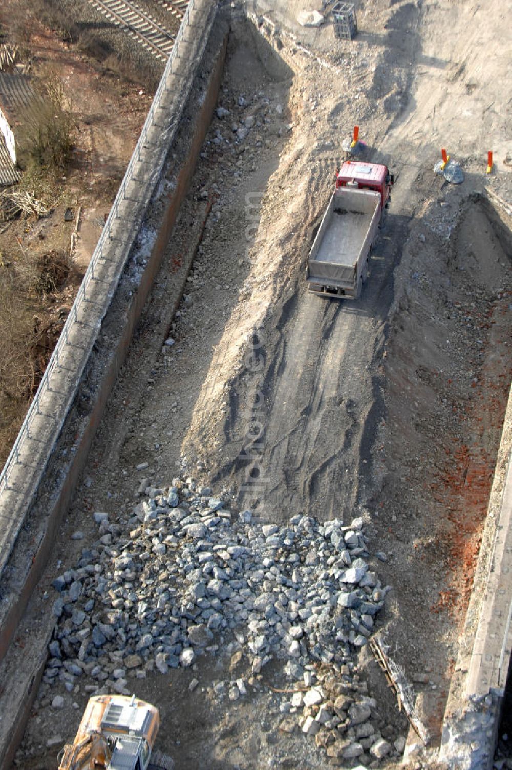 Aerial photograph Sättelstädt - Blick auf die Abrißarbeiten am alten, stillgelegten Streckenverlauf des A4- Autobahnverlaufes an den Hörselbergen in Thüringen bei Eisenach. Durchgeführt werden die im Zuge dieses Projektes notwendigen Arbeiten unter an derem von der EUROVIA Verkehrsbau Union sowie der Niederlassungen Abbruch und Erdbau, Betonstraßenbau, Ingenieurbau und TECO Schallschutz der EUROVIA Beton sowie der DEGES. View of the demolition work on the old, disused itinerary of the A4 motorway course.