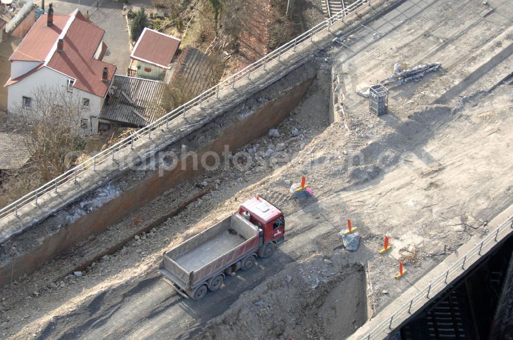 Sättelstädt from above - Blick auf die Abrißarbeiten am alten, stillgelegten Streckenverlauf des A4- Autobahnverlaufes an den Hörselbergen in Thüringen bei Eisenach. Durchgeführt werden die im Zuge dieses Projektes notwendigen Arbeiten unter an derem von der EUROVIA Verkehrsbau Union sowie der Niederlassungen Abbruch und Erdbau, Betonstraßenbau, Ingenieurbau und TECO Schallschutz der EUROVIA Beton sowie der DEGES. View of the demolition work on the old, disused itinerary of the A4 motorway course.