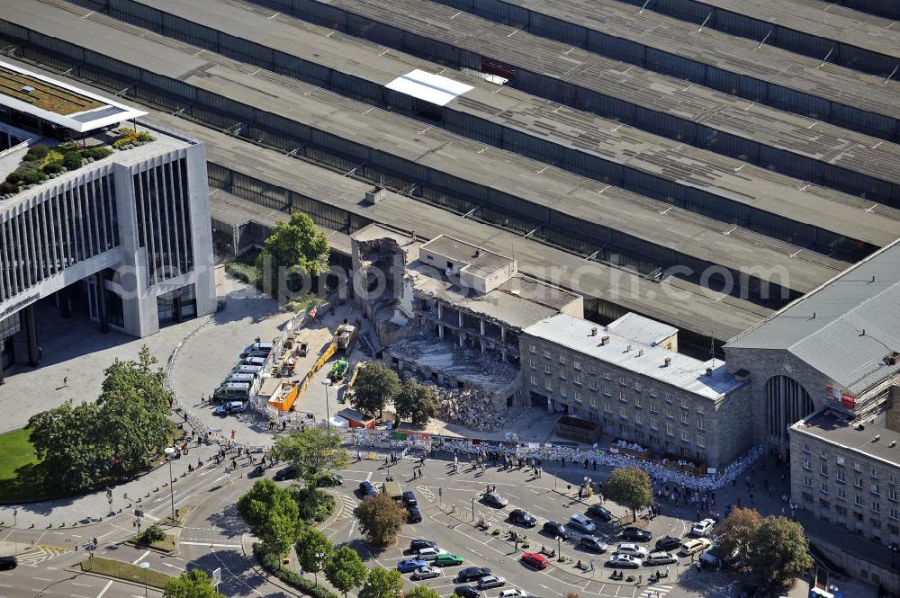 Aerial image Stuttgart - Blick auf die Abrissarbeiten am Nordflügel des Stuttgarter Hauptbahnhofs. Der Kopfbahnhof wird im Rahmen des umstrittenen Projekts Stuttgart 21 zum Großteil abgerissen und in einen unterirdischen Durchgangsbahnhof umgewandelt. View of the demolition work on the north wing of the Stuttgart Central Station. The terminal station will be largely demolished in the context of the controversial project Stuttgart 21 and converted into an underground transit station.