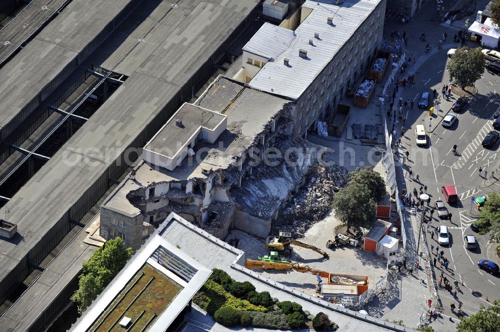 Aerial photograph Stuttgart - Blick auf die Abrissarbeiten am Nordflügel des Stuttgarter Hauptbahnhofs. Der Kopfbahnhof wird im Rahmen des umstrittenen Projekts Stuttgart 21 zum Großteil abgerissen und in einen unterirdischen Durchgangsbahnhof umgewandelt. View of the demolition work on the north wing of the Stuttgart Central Station. The terminal station will be largely demolished in the context of the controversial project Stuttgart 21 and converted into an underground transit station.