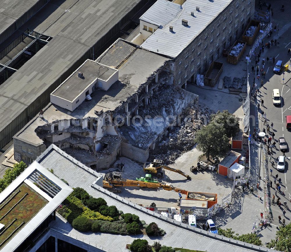 Stuttgart from above - Blick auf die Abrissarbeiten am Nordflügel des Stuttgarter Hauptbahnhofs. Der Kopfbahnhof wird im Rahmen des umstrittenen Projekts Stuttgart 21 zum Großteil abgerissen und in einen unterirdischen Durchgangsbahnhof umgewandelt. View of the demolition work on the north wing of the Stuttgart Central Station. The terminal station will be largely demolished in the context of the controversial project Stuttgart 21 and converted into an underground transit station.