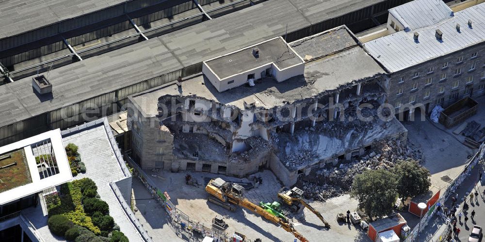 Stuttgart from the bird's eye view: Blick auf die Abrissarbeiten am Nordflügel des Stuttgarter Hauptbahnhofs. Der Kopfbahnhof wird im Rahmen des umstrittenen Projekts Stuttgart 21 zum Großteil abgerissen und in einen unterirdischen Durchgangsbahnhof umgewandelt. View of the demolition work on the north wing of the Stuttgart Central Station. The terminal station will be largely demolished in the context of the controversial project Stuttgart 21 and converted into an underground transit station.