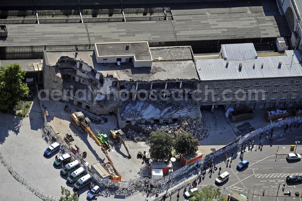 Aerial image Stuttgart - Blick auf die Abrissarbeiten am Nordflügel des Stuttgarter Hauptbahnhofs. Der Kopfbahnhof wird im Rahmen des umstrittenen Projekts Stuttgart 21 zum Großteil abgerissen und in einen unterirdischen Durchgangsbahnhof umgewandelt. View of the demolition work on the north wing of the Stuttgart Central Station. The terminal station will be largely demolished in the context of the controversial project Stuttgart 21 and converted into an underground transit station.