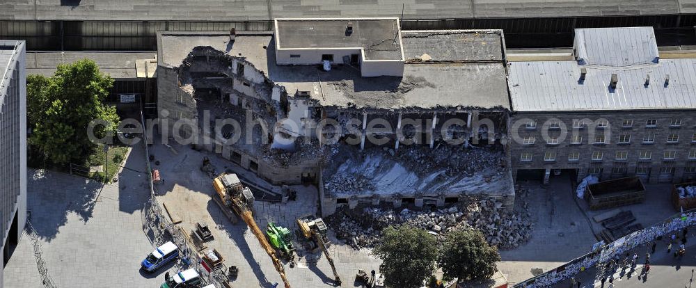 Stuttgart from above - Blick auf die Abrissarbeiten am Nordflügel des Stuttgarter Hauptbahnhofs. Der Kopfbahnhof wird im Rahmen des umstrittenen Projekts Stuttgart 21 zum Großteil abgerissen und in einen unterirdischen Durchgangsbahnhof umgewandelt. View of the demolition work on the north wing of the Stuttgart Central Station. The terminal station will be largely demolished in the context of the controversial project Stuttgart 21 and converted into an underground transit station.