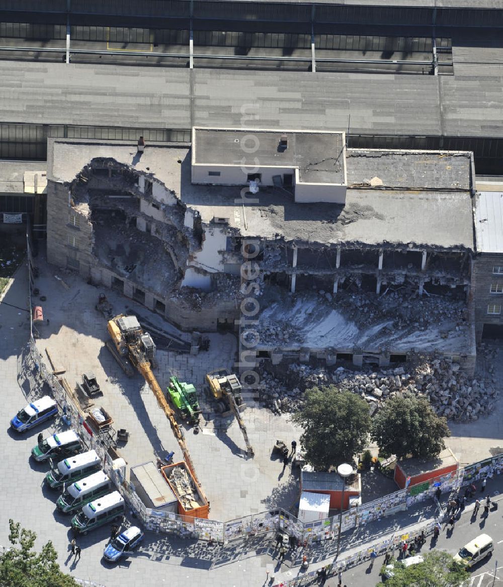 Stuttgart from the bird's eye view: Blick auf die Abrissarbeiten am Nordflügel des Stuttgarter Hauptbahnhofs. Der Kopfbahnhof wird im Rahmen des umstrittenen Projekts Stuttgart 21 zum Großteil abgerissen und in einen unterirdischen Durchgangsbahnhof umgewandelt. View of the demolition work on the north wing of the Stuttgart Central Station. The terminal station will be largely demolished in the context of the controversial project Stuttgart 21 and converted into an underground transit station.