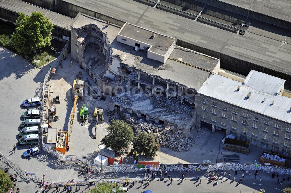 Aerial image Stuttgart - Blick auf die Abrissarbeiten am Nordflügel des Stuttgarter Hauptbahnhofs. Der Kopfbahnhof wird im Rahmen des umstrittenen Projekts Stuttgart 21 zum Großteil abgerissen und in einen unterirdischen Durchgangsbahnhof umgewandelt. View of the demolition work on the north wing of the Stuttgart Central Station. The terminal station will be largely demolished in the context of the controversial project Stuttgart 21 and converted into an underground transit station.