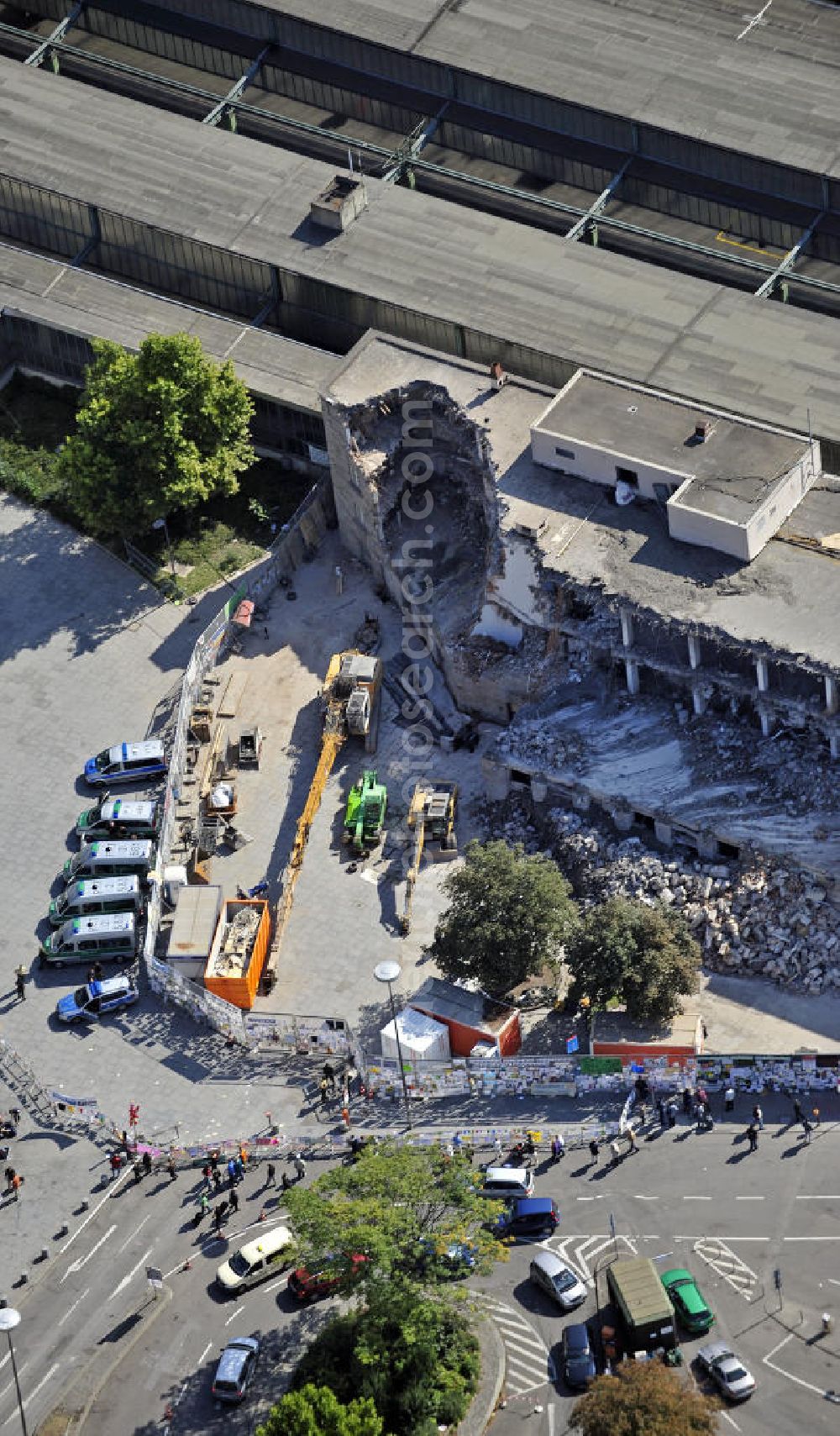 Aerial photograph Stuttgart - Blick auf die Abrissarbeiten am Nordflügel des Stuttgarter Hauptbahnhofs. Der Kopfbahnhof wird im Rahmen des umstrittenen Projekts Stuttgart 21 zum Großteil abgerissen und in einen unterirdischen Durchgangsbahnhof umgewandelt. View of the demolition work on the north wing of the Stuttgart Central Station. The terminal station will be largely demolished in the context of the controversial project Stuttgart 21 and converted into an underground transit station.