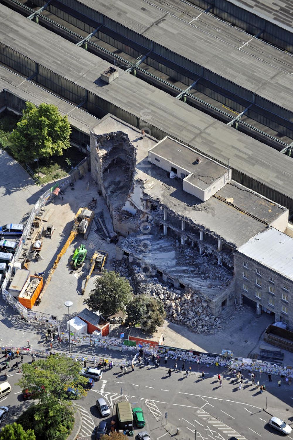 Stuttgart from above - Blick auf die Abrissarbeiten am Nordflügel des Stuttgarter Hauptbahnhofs. Der Kopfbahnhof wird im Rahmen des umstrittenen Projekts Stuttgart 21 zum Großteil abgerissen und in einen unterirdischen Durchgangsbahnhof umgewandelt. View of the demolition work on the north wing of the Stuttgart Central Station. The terminal station will be largely demolished in the context of the controversial project Stuttgart 21 and converted into an underground transit station.