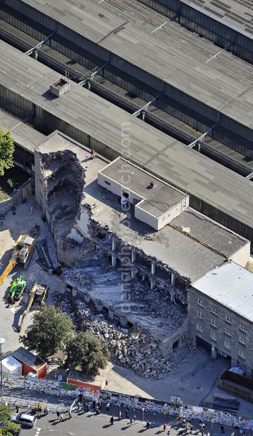 Stuttgart from the bird's eye view: Blick auf die Abrissarbeiten am Nordflügel des Stuttgarter Hauptbahnhofs. Der Kopfbahnhof wird im Rahmen des umstrittenen Projekts Stuttgart 21 zum Großteil abgerissen und in einen unterirdischen Durchgangsbahnhof umgewandelt. View of the demolition work on the north wing of the Stuttgart Central Station. The terminal station will be largely demolished in the context of the controversial project Stuttgart 21 and converted into an underground transit station.