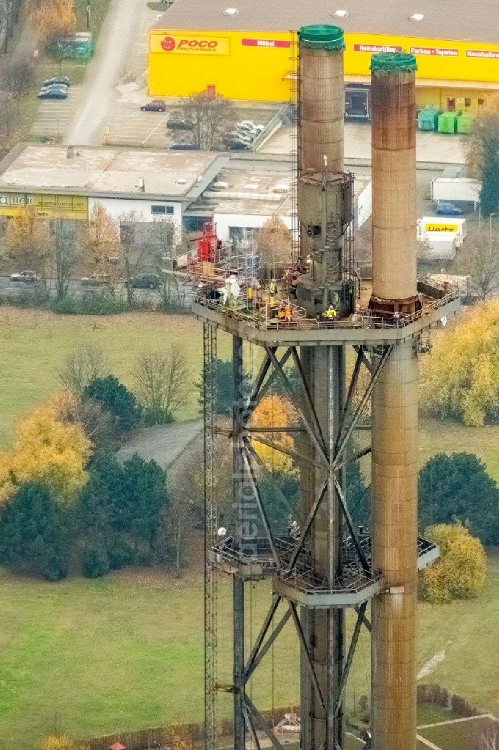 Aerial photograph Duisburg - Demolition work on the tower constructions of industrial chimneys of STADTWERKE DUISBURG on the Charlottenstrasse in the district Altstadt in Duisburg in the state North Rhine-Westphalia