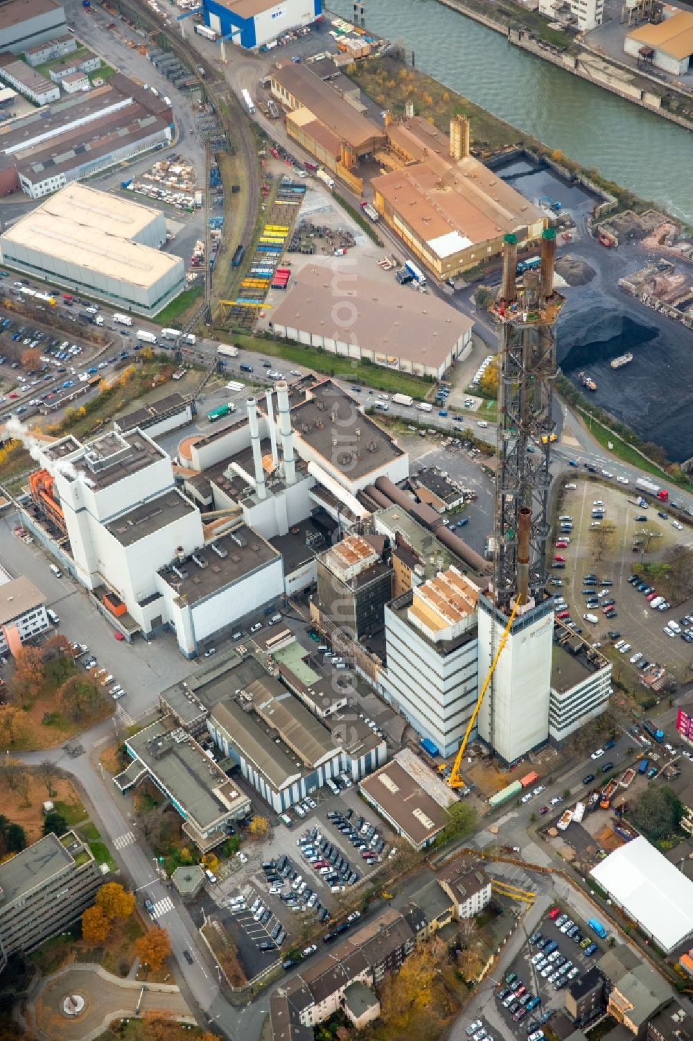 Duisburg from the bird's eye view: Demolition work on the tower constructions of industrial chimneys of STADTWERKE DUISBURG on the Charlottenstrasse in the district Altstadt in Duisburg in the state North Rhine-Westphalia