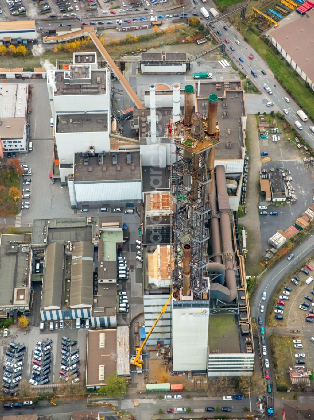 Aerial image Duisburg - Demolition work on the tower constructions of industrial chimneys of STADTWERKE DUISBURG on the Charlottenstrasse in the district Altstadt in Duisburg in the state North Rhine-Westphalia