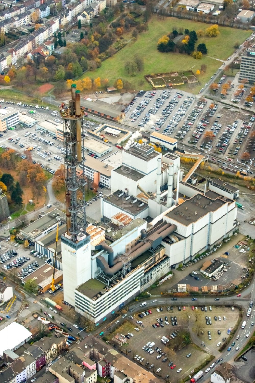 Duisburg from above - Demolition work on the tower constructions of industrial chimneys of STADTWERKE DUISBURG on the Charlottenstrasse in the district Altstadt in Duisburg in the state North Rhine-Westphalia