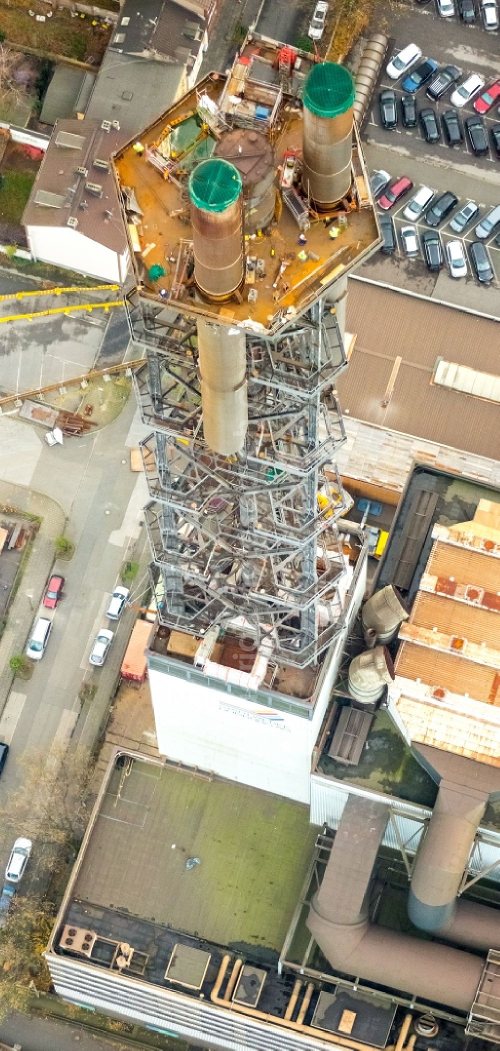 Aerial image Duisburg - Demolition work on the tower constructions of industrial chimneys of STADTWERKE DUISBURG on the Charlottenstrasse in the district Altstadt in Duisburg in the state North Rhine-Westphalia