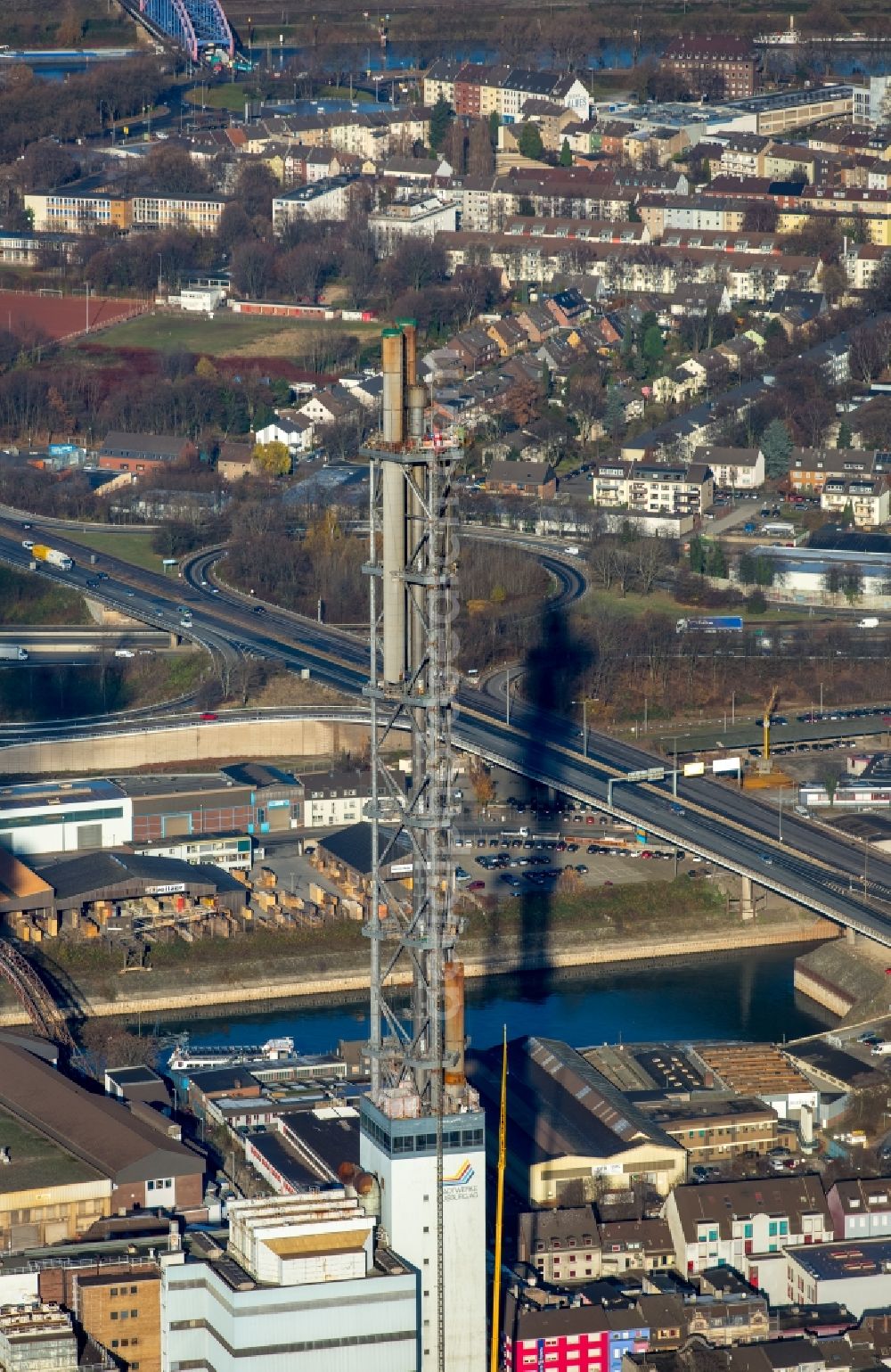 Duisburg from the bird's eye view: Demolition work on the tower constructions of industrial chimneys of STADTWERKE DUISBURG on the Charlottenstrasse in the district Altstadt in Duisburg in the state North Rhine-Westphalia