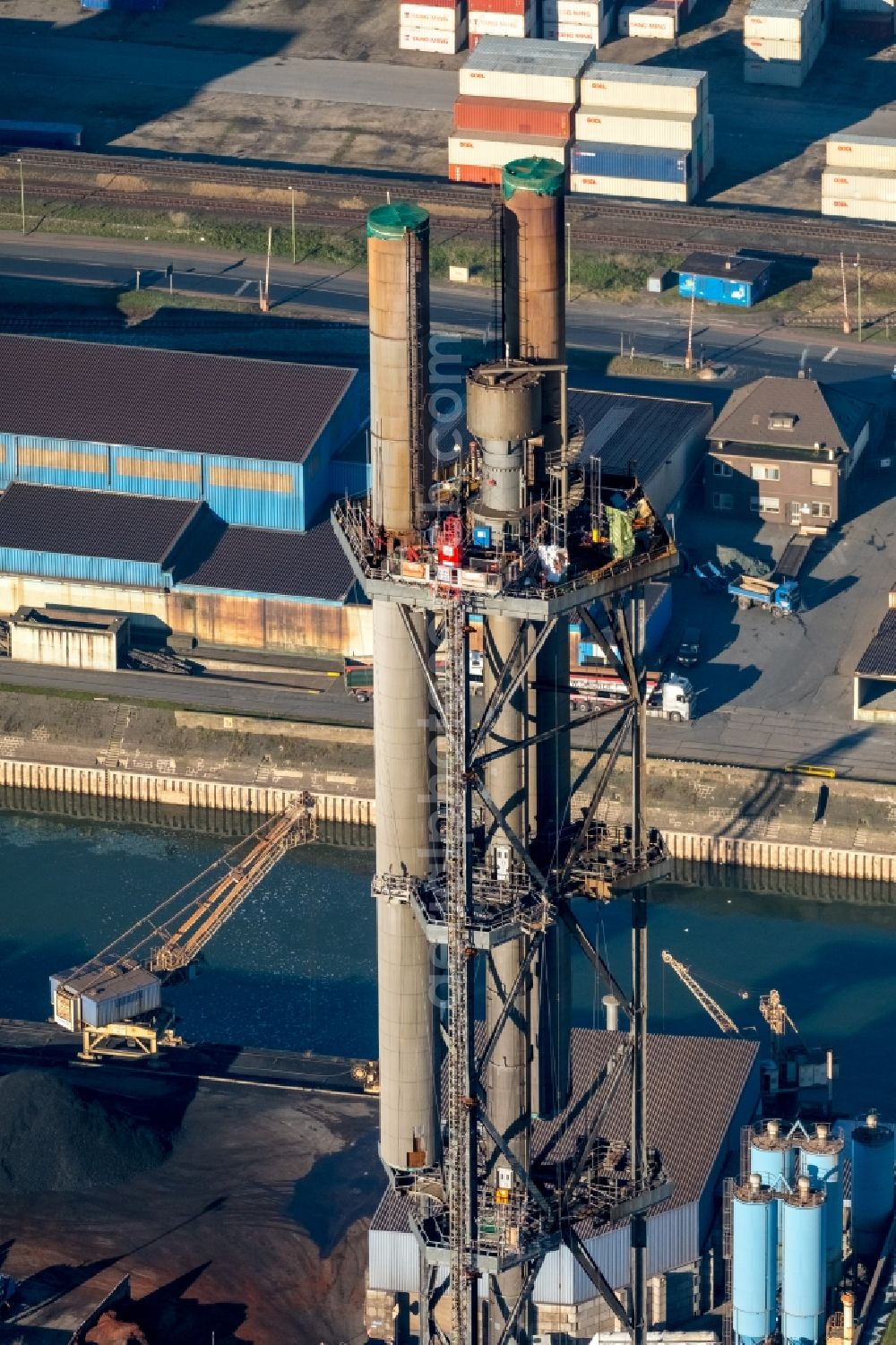 Aerial image Duisburg - Demolition work on the tower constructions of industrial chimneys of STADTWERKE DUISBURG on the Charlottenstrasse in the district Altstadt in Duisburg in the state North Rhine-Westphalia