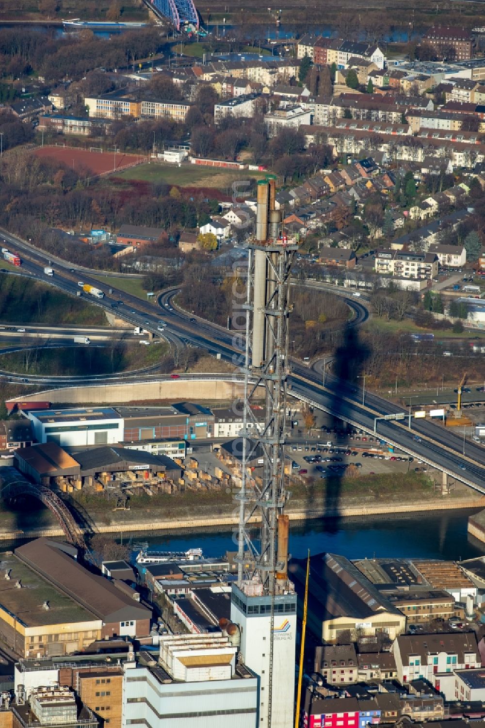 Aerial photograph Duisburg - Demolition work on the tower constructions of industrial chimneys of STADTWERKE DUISBURG on the Charlottenstrasse in the district Altstadt in Duisburg in the state North Rhine-Westphalia