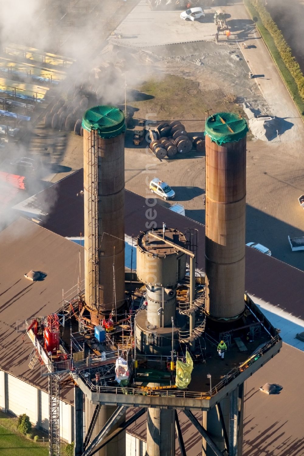 Duisburg from the bird's eye view: Demolition work on the tower constructions of industrial chimneys of STADTWERKE DUISBURG on the Charlottenstrasse in the district Altstadt in Duisburg in the state North Rhine-Westphalia