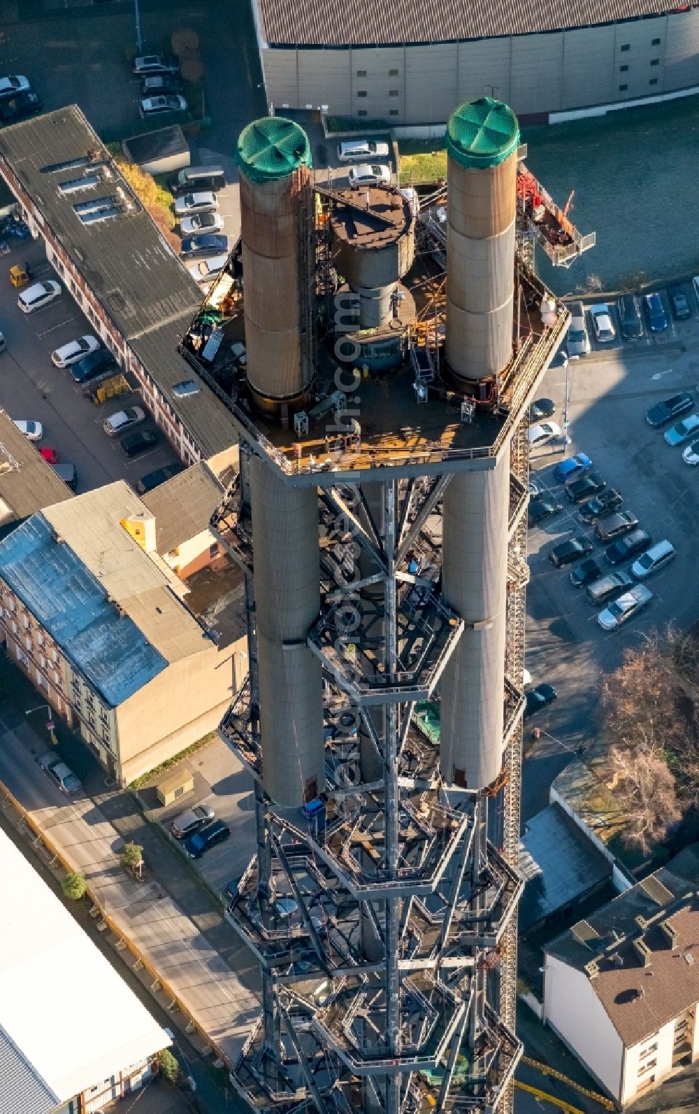 Aerial photograph Duisburg - Demolition work on the tower constructions of industrial chimneys of STADTWERKE DUISBURG on the Charlottenstrasse in the district Altstadt in Duisburg in the state North Rhine-Westphalia