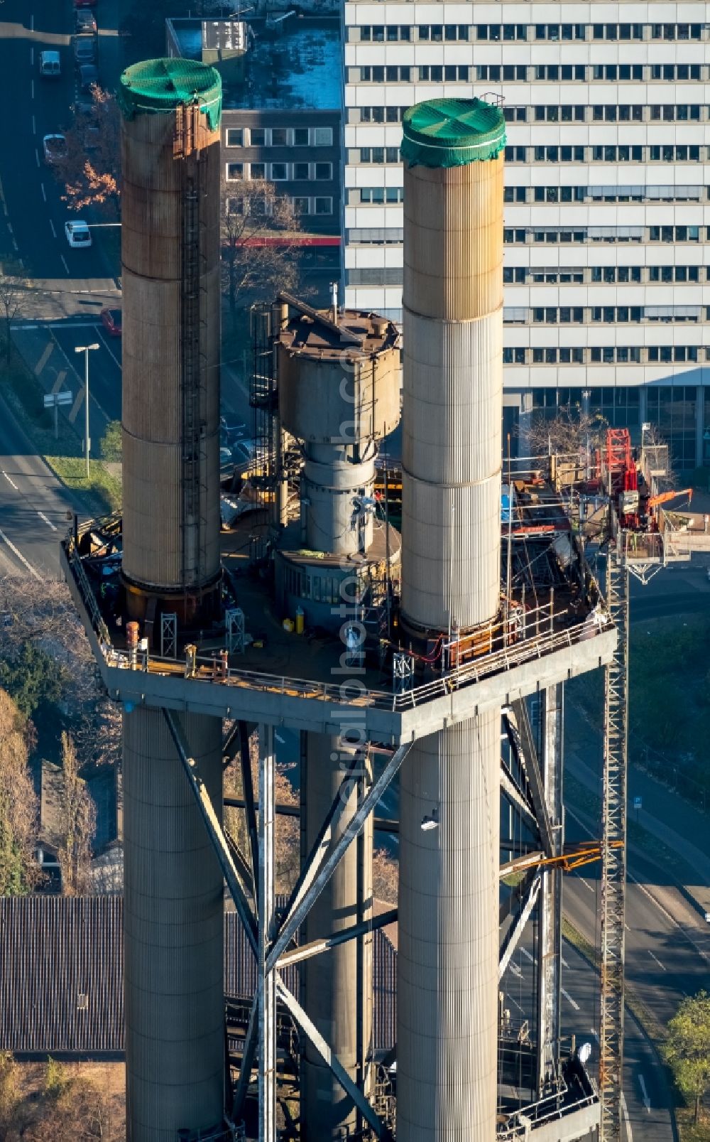 Aerial photograph Duisburg - Demolition work on the tower constructions of industrial chimneys of STADTWERKE DUISBURG on the Charlottenstrasse in the district Altstadt in Duisburg in the state North Rhine-Westphalia