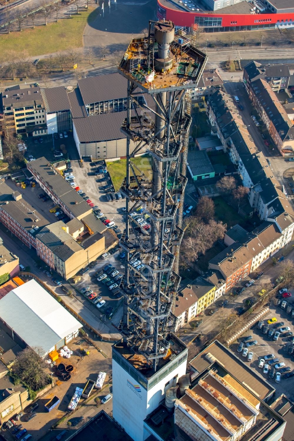 Aerial photograph Duisburg - Demolition work on the tower constructions of industrial chimneys of STADTWERKE DUISBURG on the Charlottenstrasse in the district Altstadt in Duisburg in the state North Rhine-Westphalia