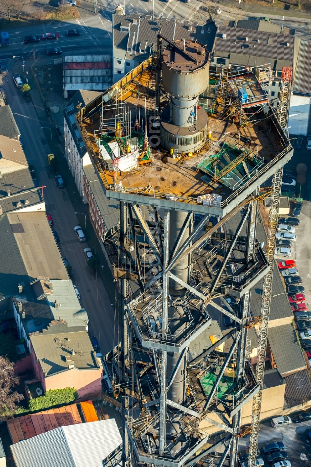 Duisburg from the bird's eye view: Demolition work on the tower constructions of industrial chimneys of STADTWERKE DUISBURG on the Charlottenstrasse in the district Altstadt in Duisburg in the state North Rhine-Westphalia