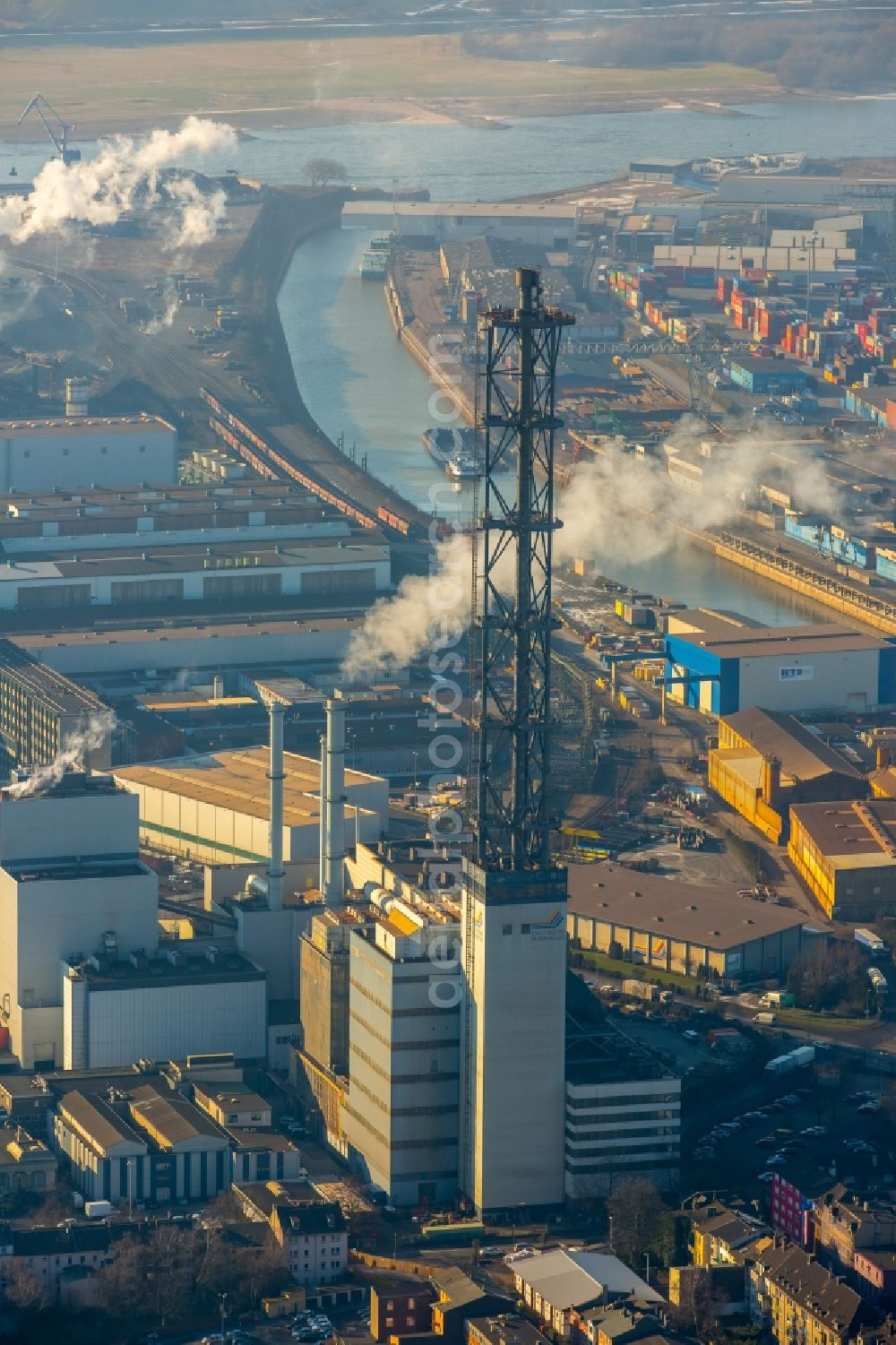 Aerial photograph Duisburg - Demolition work on the tower constructions of industrial chimneys of STADTWERKE DUISBURG on the Charlottenstrasse in the district Altstadt in Duisburg in the state North Rhine-Westphalia