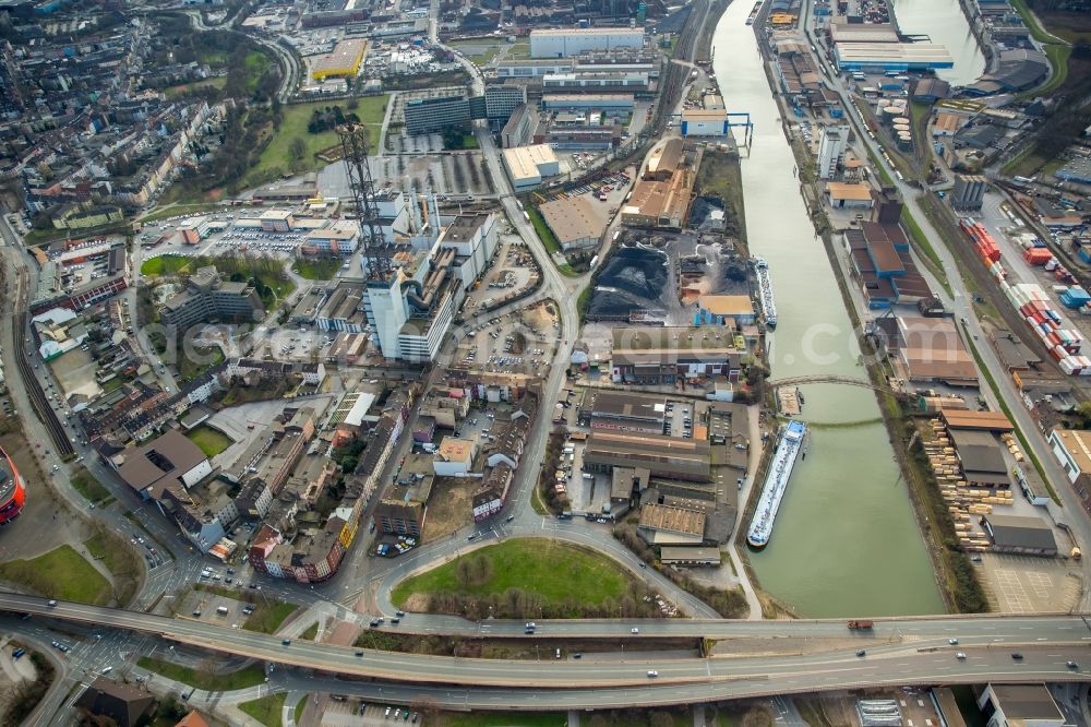 Aerial photograph Duisburg - Demolition work on the tower constructions of industrial chimneys of STADTWERKE DUISBURG on the Charlottenstrasse in the district Altstadt in Duisburg in the state North Rhine-Westphalia