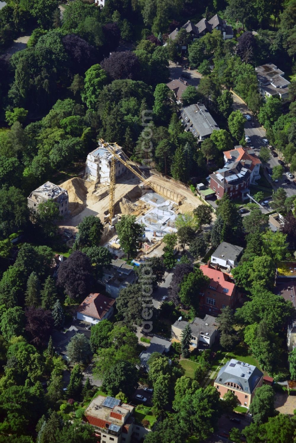 Berlin Grunewald from the bird's eye view: View of the demolition work at the Ullstein - Villa on the Bettinastraße in the Grunewald district in Berlin. In the course of the renovation of the property on the shore of the lake is a new Dianasee Seevilla and other villas in the upper price segment