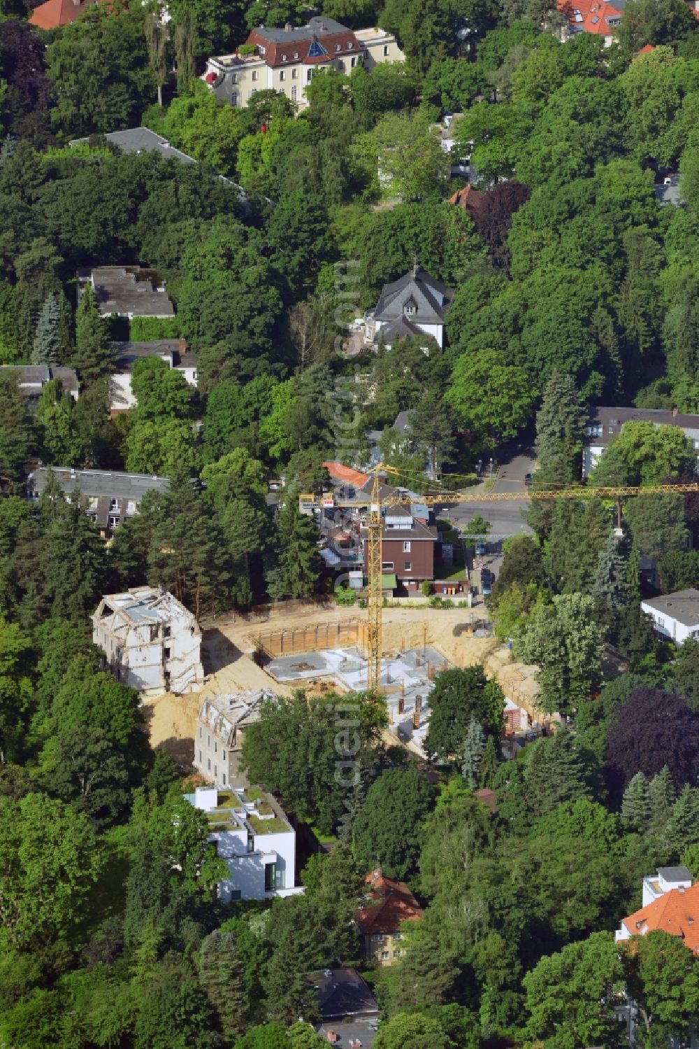 Aerial photograph Berlin Grunewald - View of the demolition work at the Ullstein - Villa on the Bettinastraße in the Grunewald district in Berlin. In the course of the renovation of the property on the shore of the lake is a new Dianasee Seevilla and other villas in the upper price segment