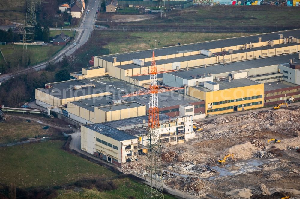 Walsum from the bird's eye view: Demolition works on Building and production halls on the premises of former paper factory Norske Skog and of Papierfabrik Haindl in the district Walsum in Duisburg in the state North Rhine-Westphalia, Germany