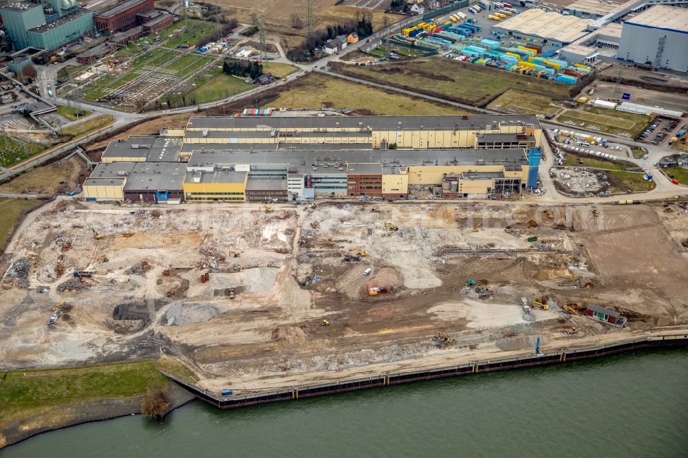 Duisburg from the bird's eye view: Demolition works on Building and production halls on the premises of former paper factory Norske Skog and of Papierfabrik Haindl in the district Walsum in Duisburg in the state North Rhine-Westphalia, Germany