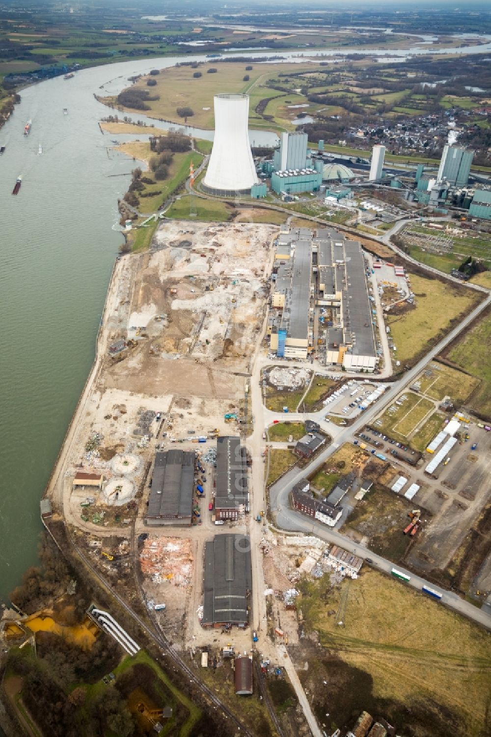 Duisburg from the bird's eye view: Demolition works on Building and production halls on the premises of former paper factory Norske Skog and of Papierfabrik Haindl in the district Walsum in Duisburg in the state North Rhine-Westphalia, Germany