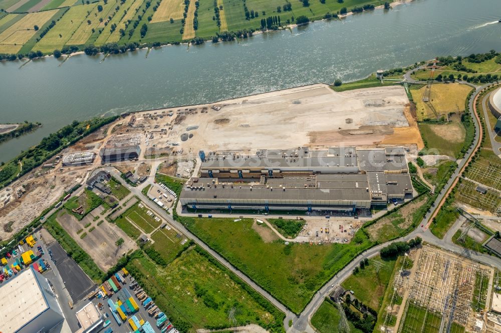 Duisburg from the bird's eye view: Demolition works on Building and production halls on the premises of former paper factory Norske Skog and of Papierfabrik Haindl in the district Walsum in Duisburg in the state North Rhine-Westphalia, Germany