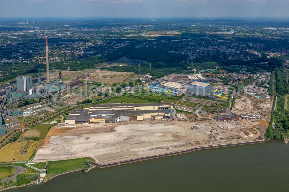 Duisburg from the bird's eye view: Demolition works on Building and production halls on the premises of former paper factory Norske Skog and of Papierfabrik Haindl in the district Walsum in Duisburg in the state North Rhine-Westphalia, Germany