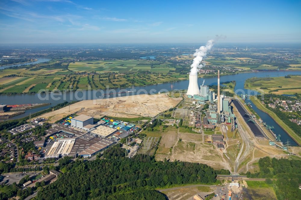 Duisburg from the bird's eye view: Demolition works on Building and production halls on the premises of former paper factory Norske Skog and of Papierfabrik Haindl in the district Walsum in Duisburg in the state North Rhine-Westphalia, Germany