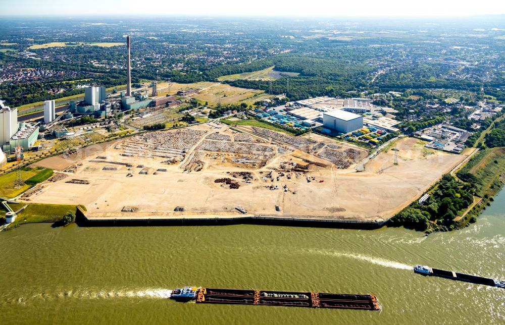 Duisburg from the bird's eye view: Demolition works on Building and production halls on the premises of former paper factory Norske Skog and of Papierfabrik Haindl in the district Walsum in Duisburg in the state North Rhine-Westphalia, Germany